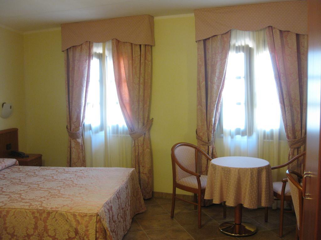 Albergo Giardino Sannazzaro de' Burgondi Habitación foto
